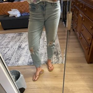 Denizen Levi’s mid-rise boyfriend jeans distressed cuffed size 6/28 light wash